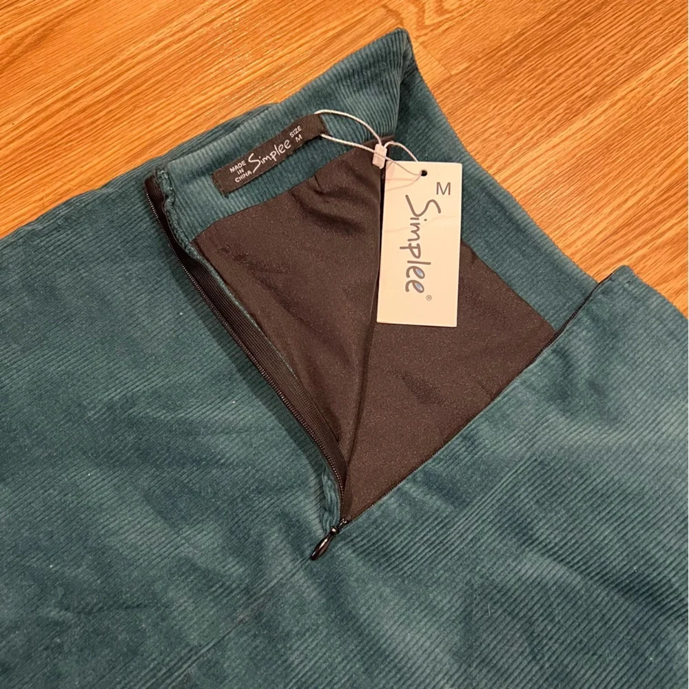 New Simplee Green Corduroy Embroidered Skirt sz M‎